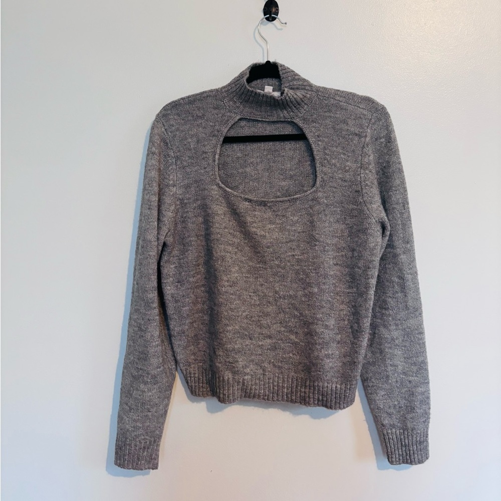 Steve Madden light grey long sleeve soft top with a cutout at the chest size